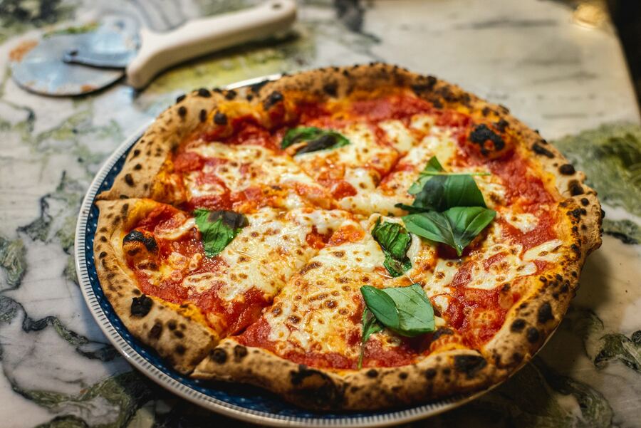 Pizza mit Fior di latte auf Marmortisch
