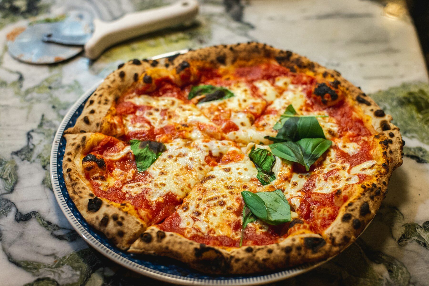 Pizza mit Fior di latte auf Marmortisch