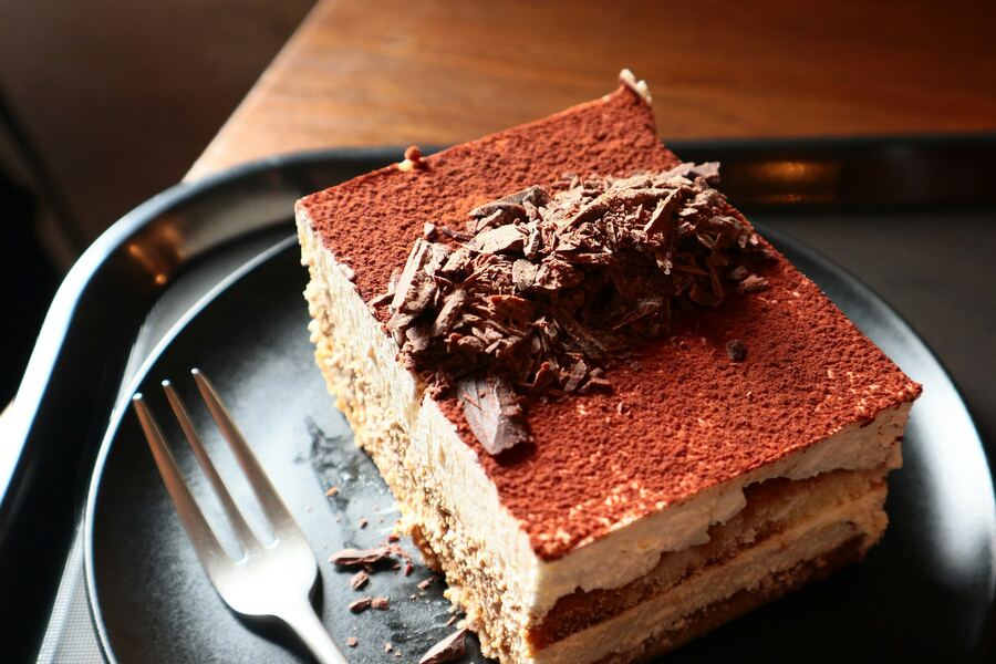 Tiramisù mit Kakao und Schokoladenspänen